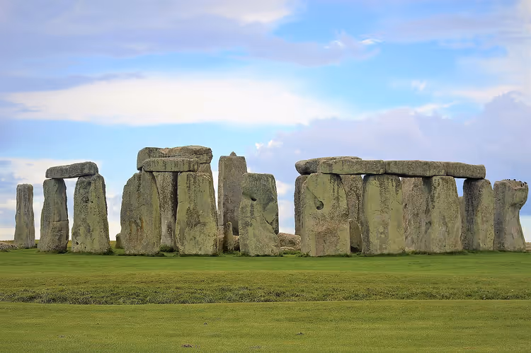 Stonehenge-Steinkreis auf einer grünen Wiese