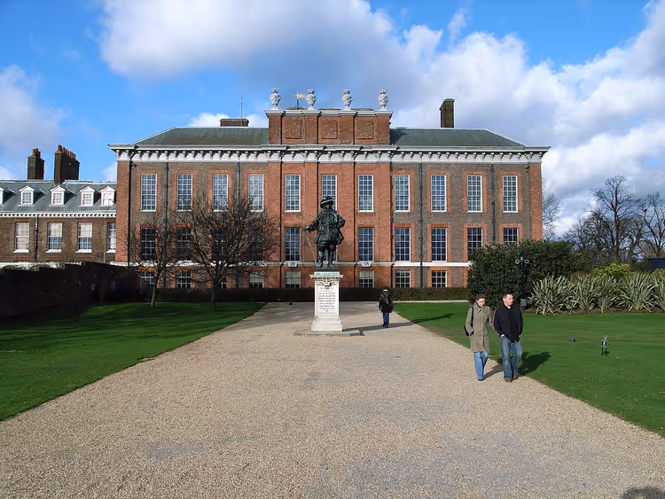 Kensington Palace van voren gezien, met een standbeeld