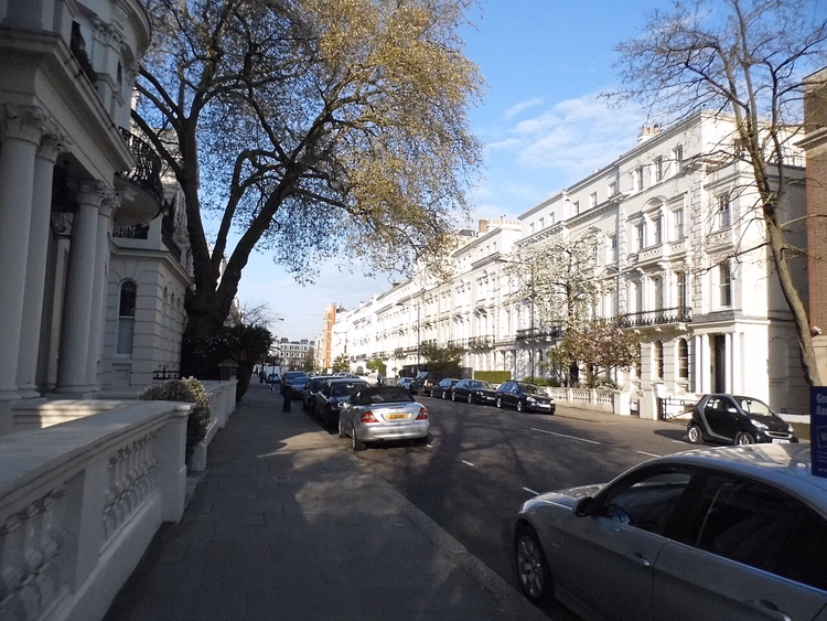 Weiße viktorianische Häuser in einer Straße in Notting Hill