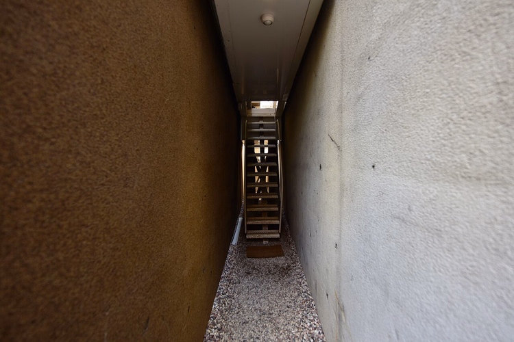 Smalt passasje med trapper under Keret-huset