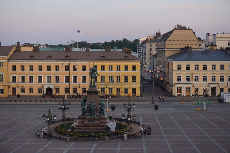 Senaatintori in de avond met het monument voor Alexander II