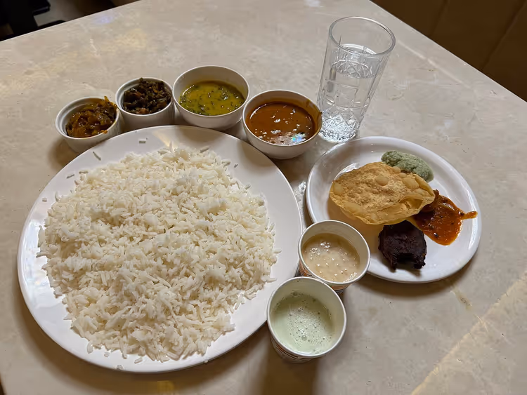Tallerken med ris, dal og karri, nepalsk dal bhat