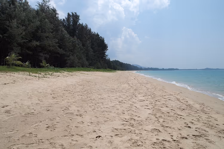 Zandstrand van Khao Lak aan de Andamanse Zee
