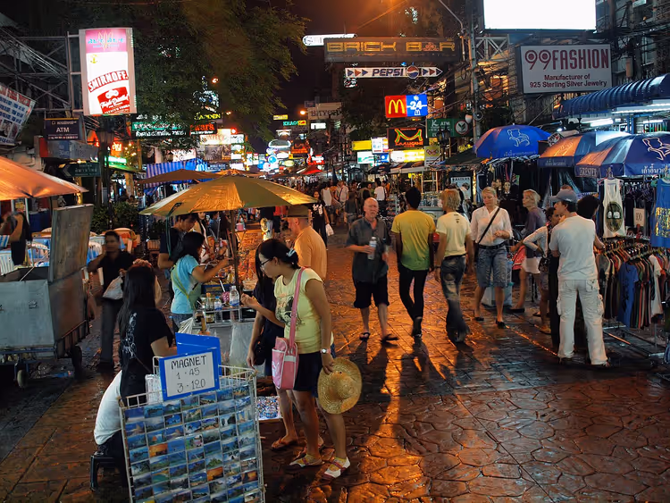 Khaosan Road 's nachts met toeristen en kraampjes