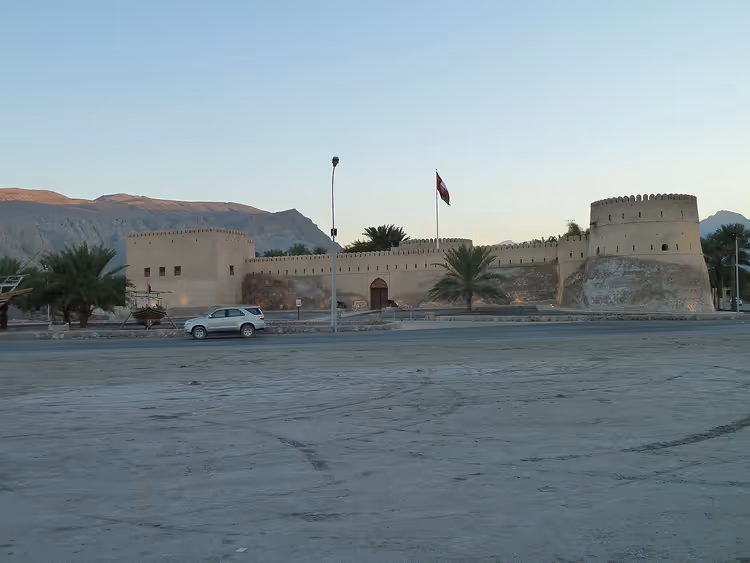 Fort med tårn, omansk flagg og fjell