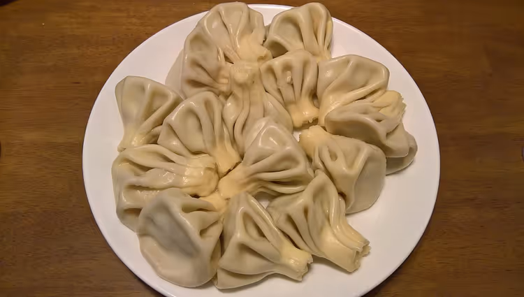 Georgische Chinkali auf einem Holztisch