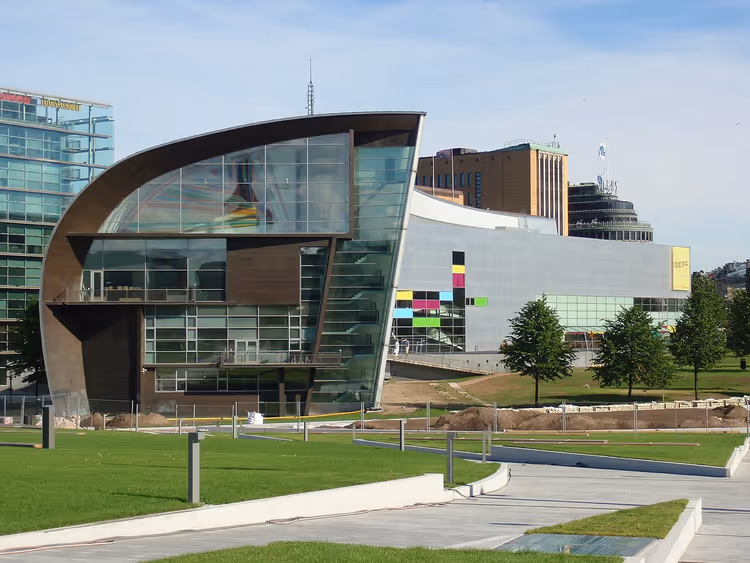 Het gebogen museumgebouw Kiasma in Helsinki