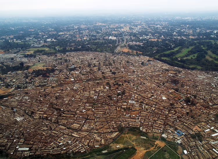 Luftfoto av tette Kibera-tak med rustne blikkplater