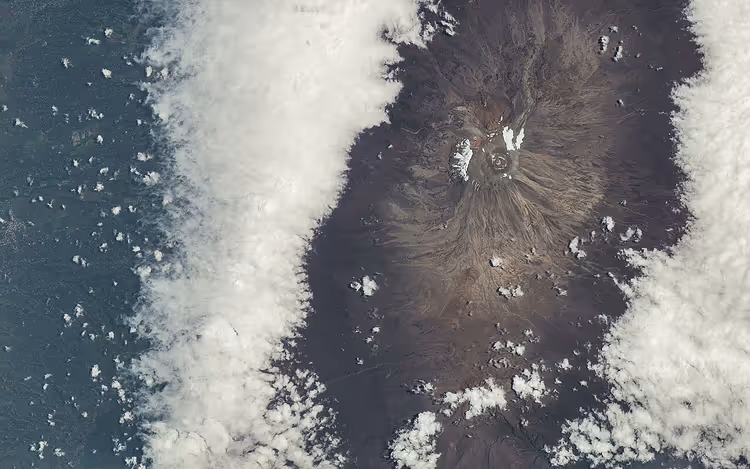 Kilimanjaro vanuit de ruimte met de Kibo-krater