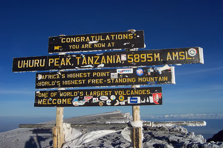 Bord van Uhuru Peak met stickers