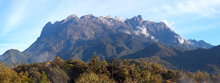 Mount Kinabalu over regnskogen i Sabah