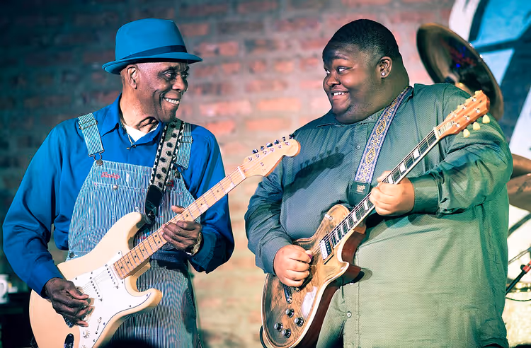 Twee bluesgitaristen die op het podium spelen