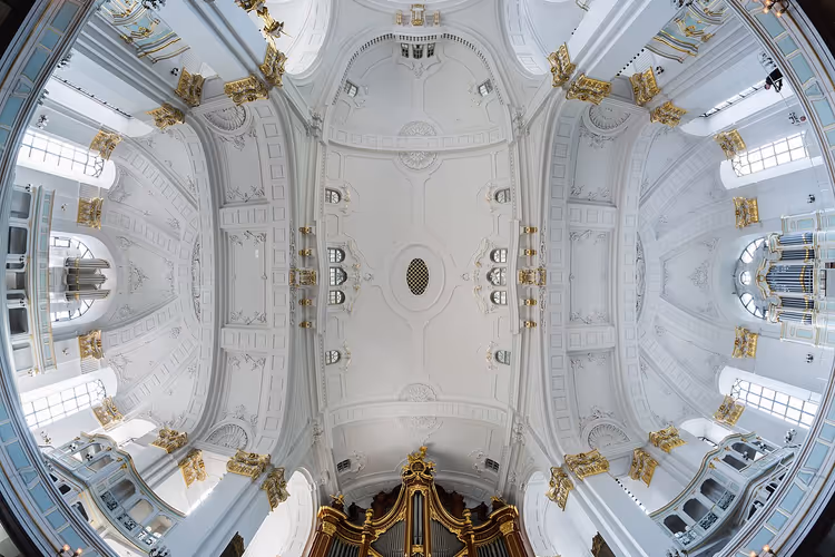 Det hvite hvelvet i St. Michaelis-kirken med orgel
