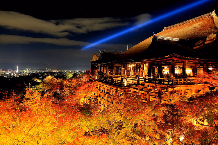 Kiyomizu-dera yöllä valaistujen syksyn vaahteroiden keskellä