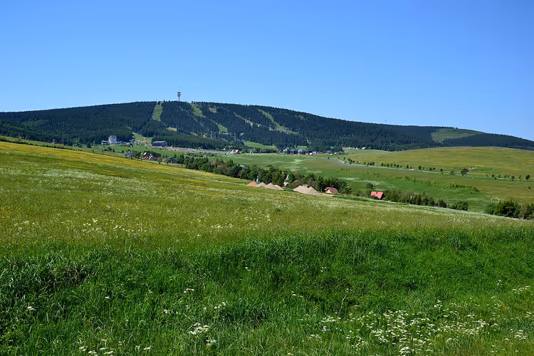Monte Klínovec con radure per le piste da sci in estate