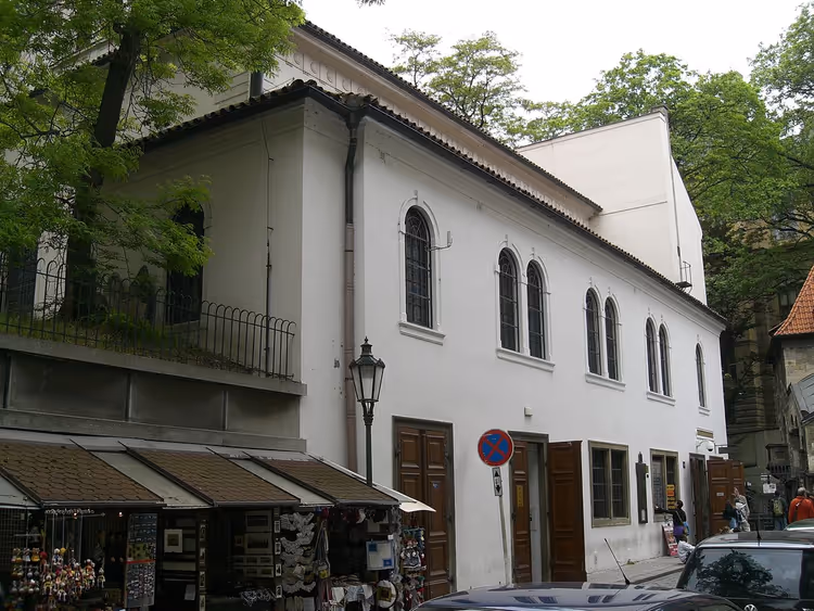 Gevel van de Klausen Synagoge met boogvensters