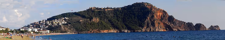 Cleopatra Beach en de rots met het fort, Alanya, panorama