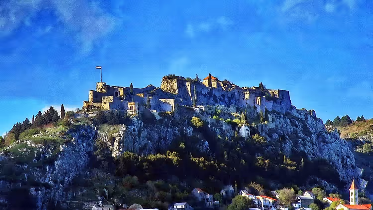 Fortezza di Klis su una rupe sopra la valle