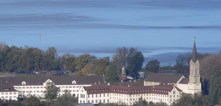 Mehrerau kloster med kirketårn ved innsjøen