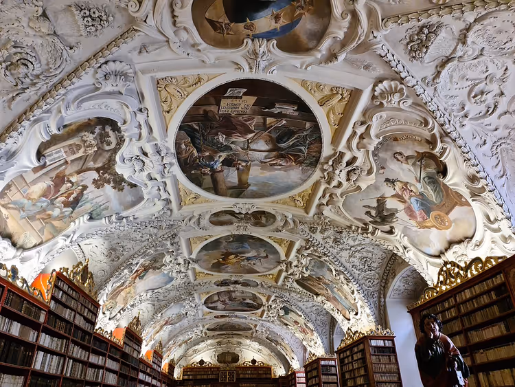Plafondfresco en boekenkasten van de Strahov-bibliotheek