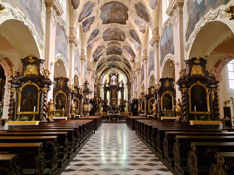 Interieur van de barokke basiliek met altaren en banken