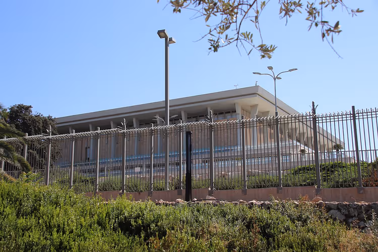 Knesset-bygningen i Jerusalem bak et gjerde
