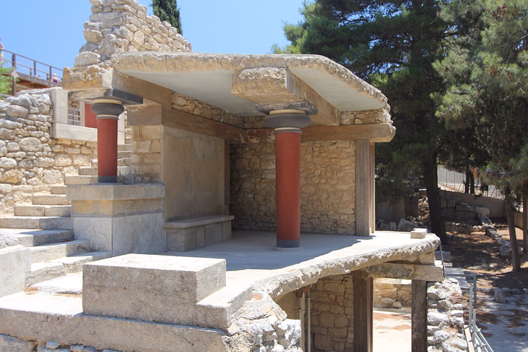 Säulengang des Palastes von Knossos mit roten minoischen Säulen
