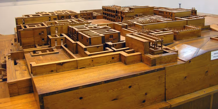 Labirent gibi odalarıyla Knossos Sarayı'nın ahşap maketi
