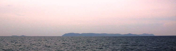 Silhuett av øya Koh Phai over havet