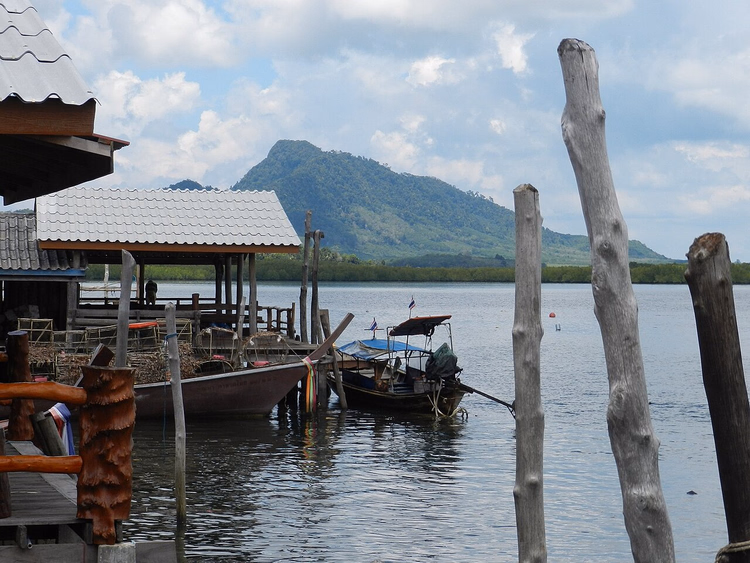 Koh Jum'da ahşap iskeledeki longtail tekneleri