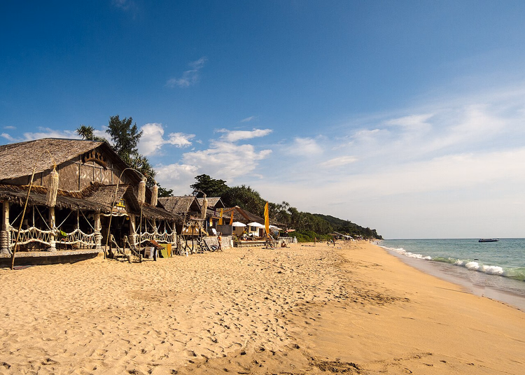 Sandstrand på Koh Lanta med stråtakbungalower