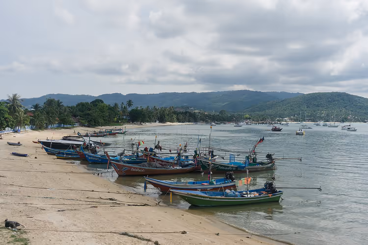 Samui strand met vissersboten