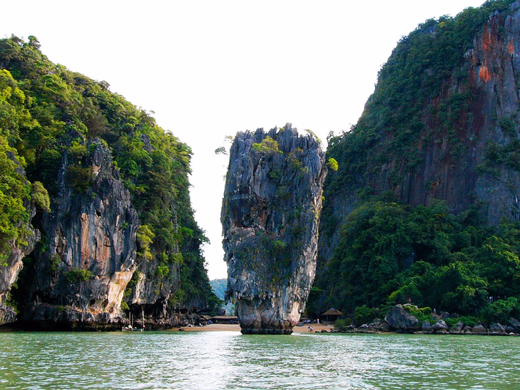Phang Nga Körfezi'ndeki Ko Tapu kayası