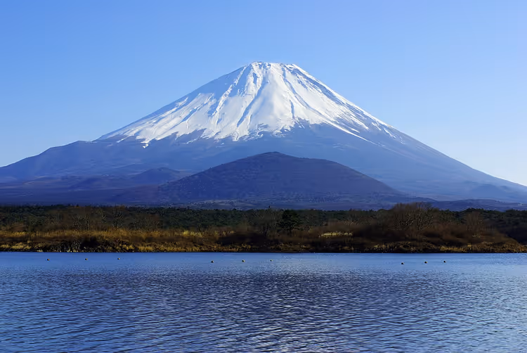 Der Fuji mit schneebedecktem Gipfel über einem See