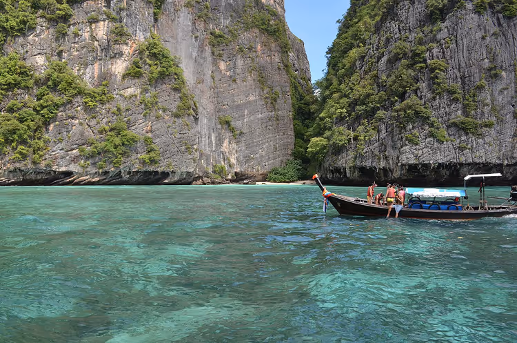 Phi-Phi-Inseln mit türkisfarbenem Wasser und Felsen