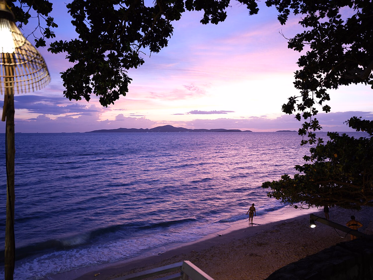 Spiaggia di Jomtien al tramonto con un'isola in lontananza