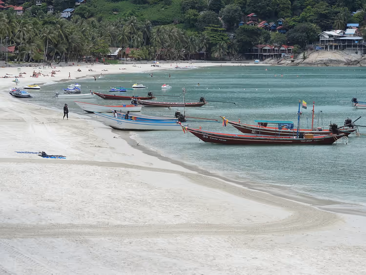Nascer do sol junto à água em Samui