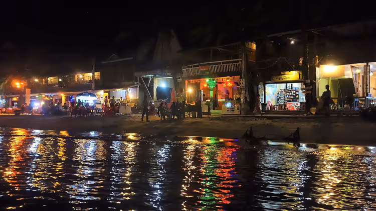 Koh Rong gece plajı, bar ışıkları ve yansımalar