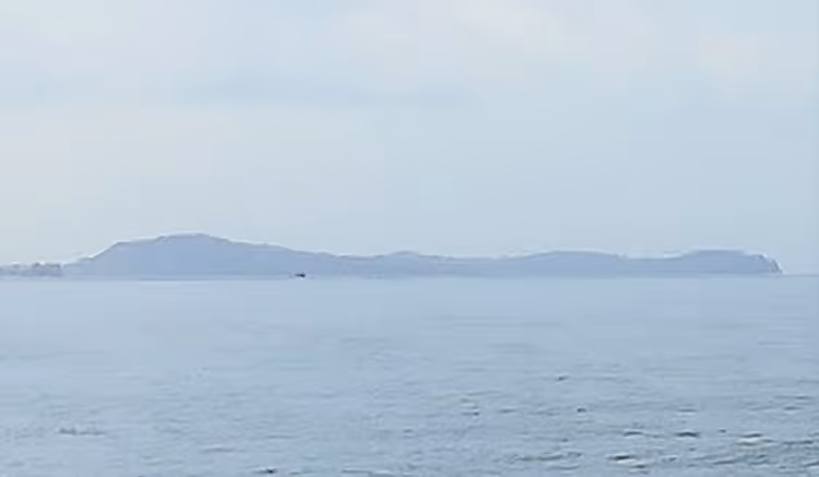 Puslu havada plajdan Koh Russey adası manzarası