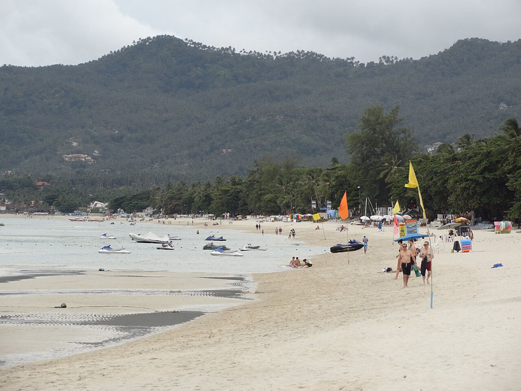 Praia de areia de Chaweng com colinas verdes ao fundo