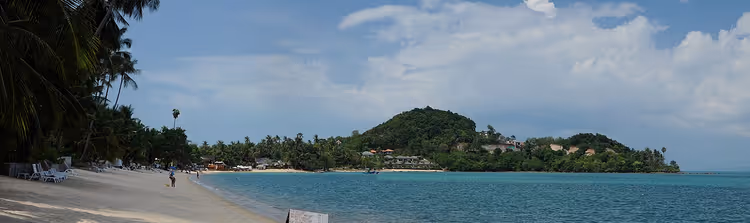 Panorama de praia com palmeiras e mar em Samui