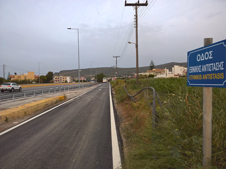 Nationalstraße an der Ausfahrt Kokkini Hani