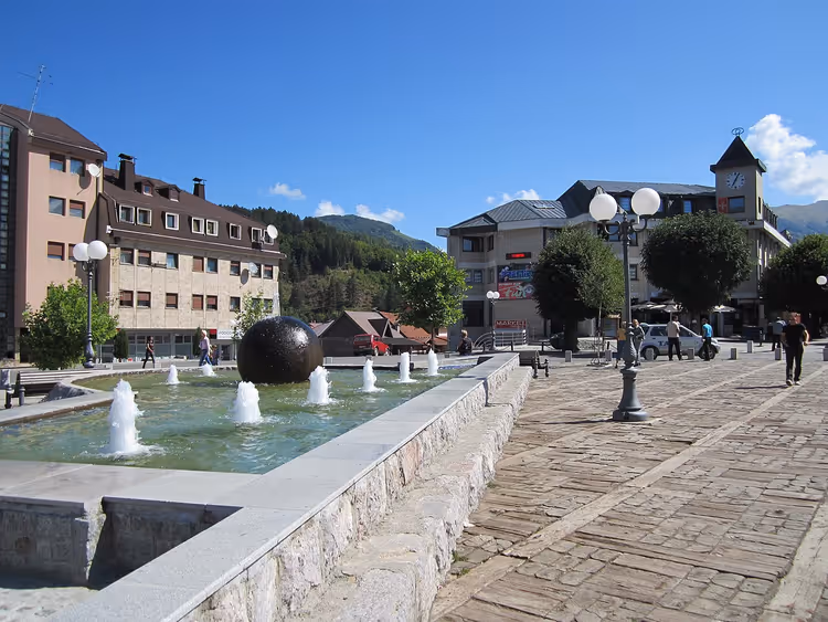 Torget med fontene og fjell i Kolašin