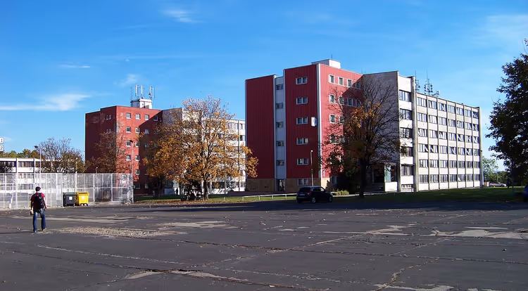 Корпуса общежития Страгов на ярком солнце