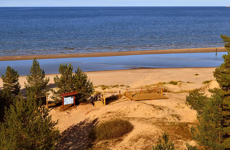Sandstrand am Kap Kolka mit Dünen und einem Findling