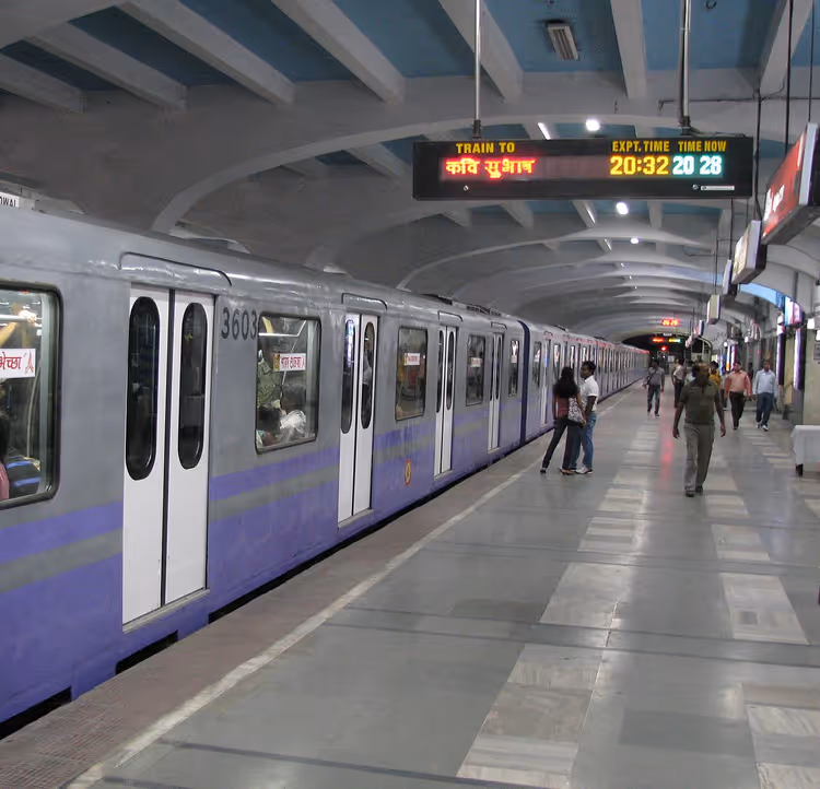 Metrotrein van Kolkata op een station met passagiers