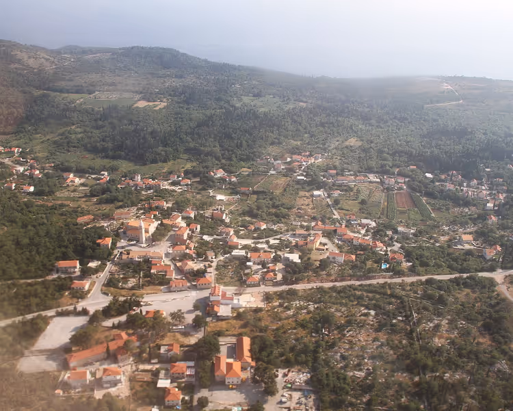 Panoramisch uitzicht op het dorp Čilipi in Konavle