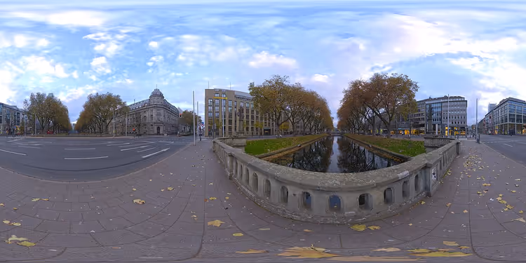 Panorama av Königsallee med kanalen og trærne
