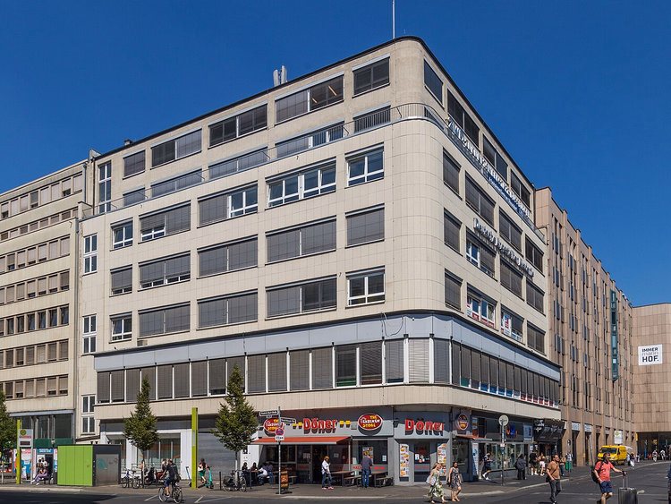 Hjørnebygningen på Konrad-Adenauer-Platz i Düsseldorf