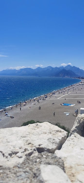 Konyaaltı Beach in Antalya met bergen op de achtergrond